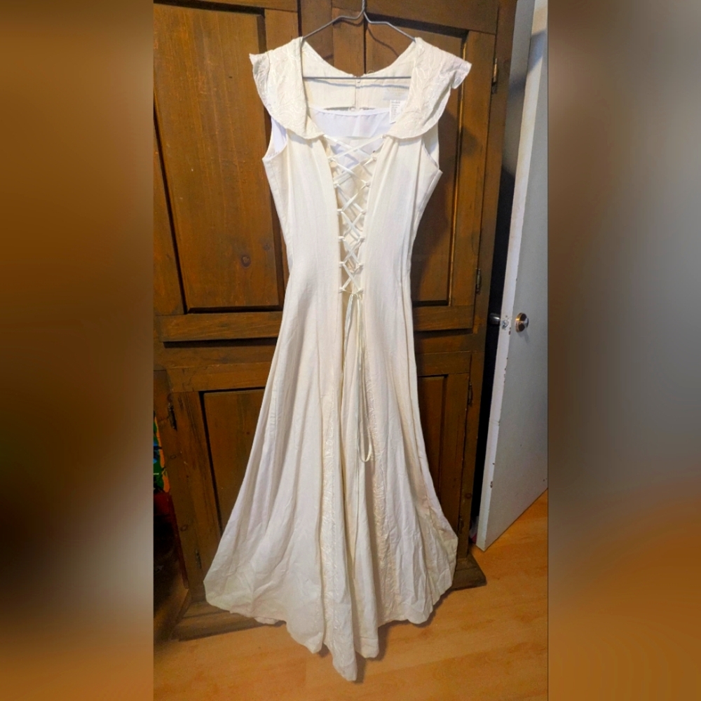 Elegant White Cream Lace-Up Medieval Dress